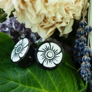Black/White Flower Acrylic Saddle Ear Plug